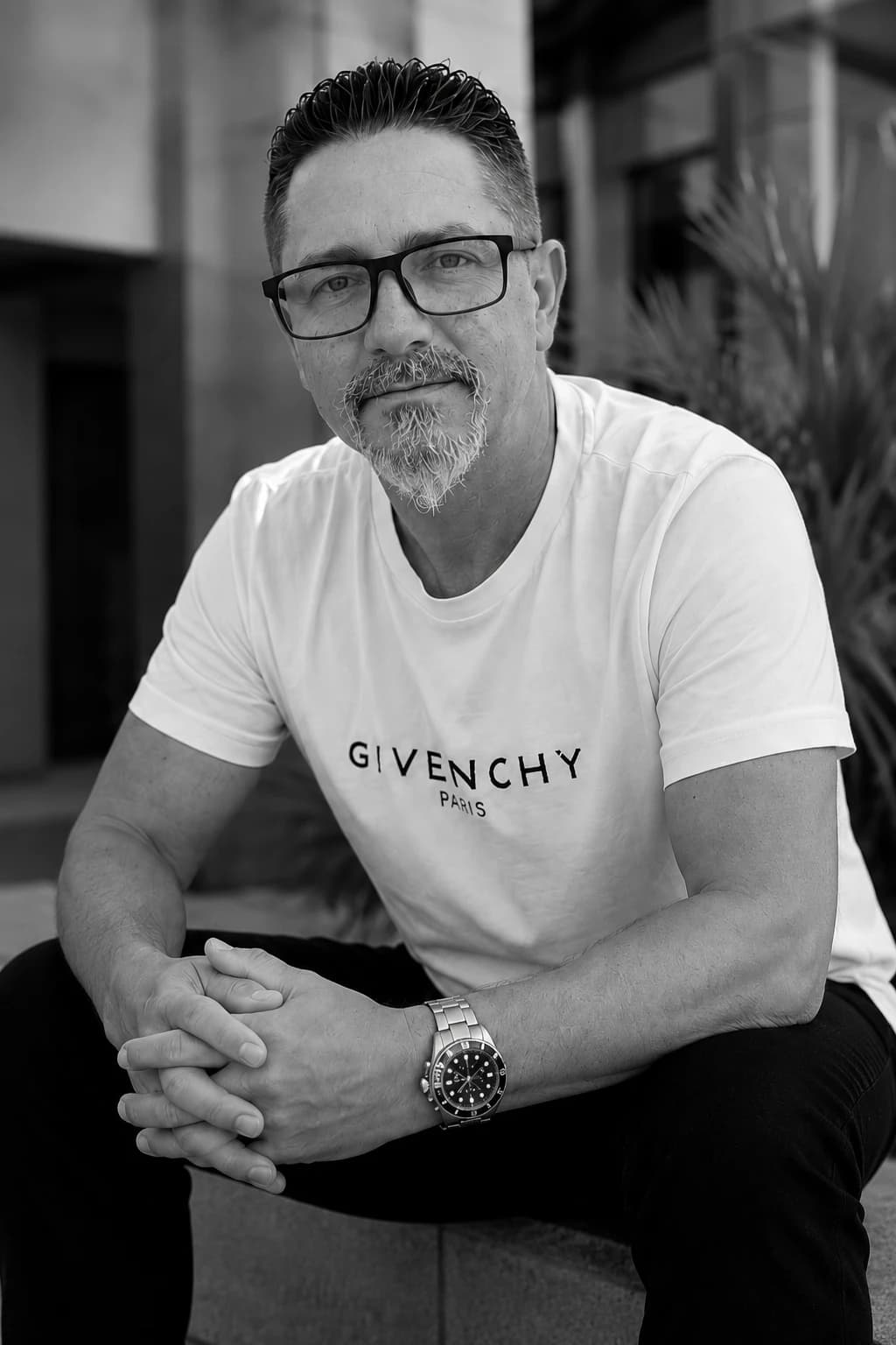 Mischa im weißen T-Shirt
